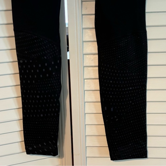 Under Armour Black Patterned Athletic Leggings XS - Picture 6 of 6